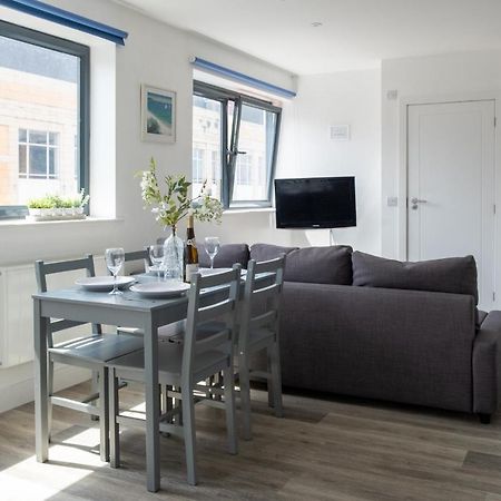 Modern One Bedroom Apartment In Town Centre & 4 Min To The Beach 伯恩茅斯 外观 照片