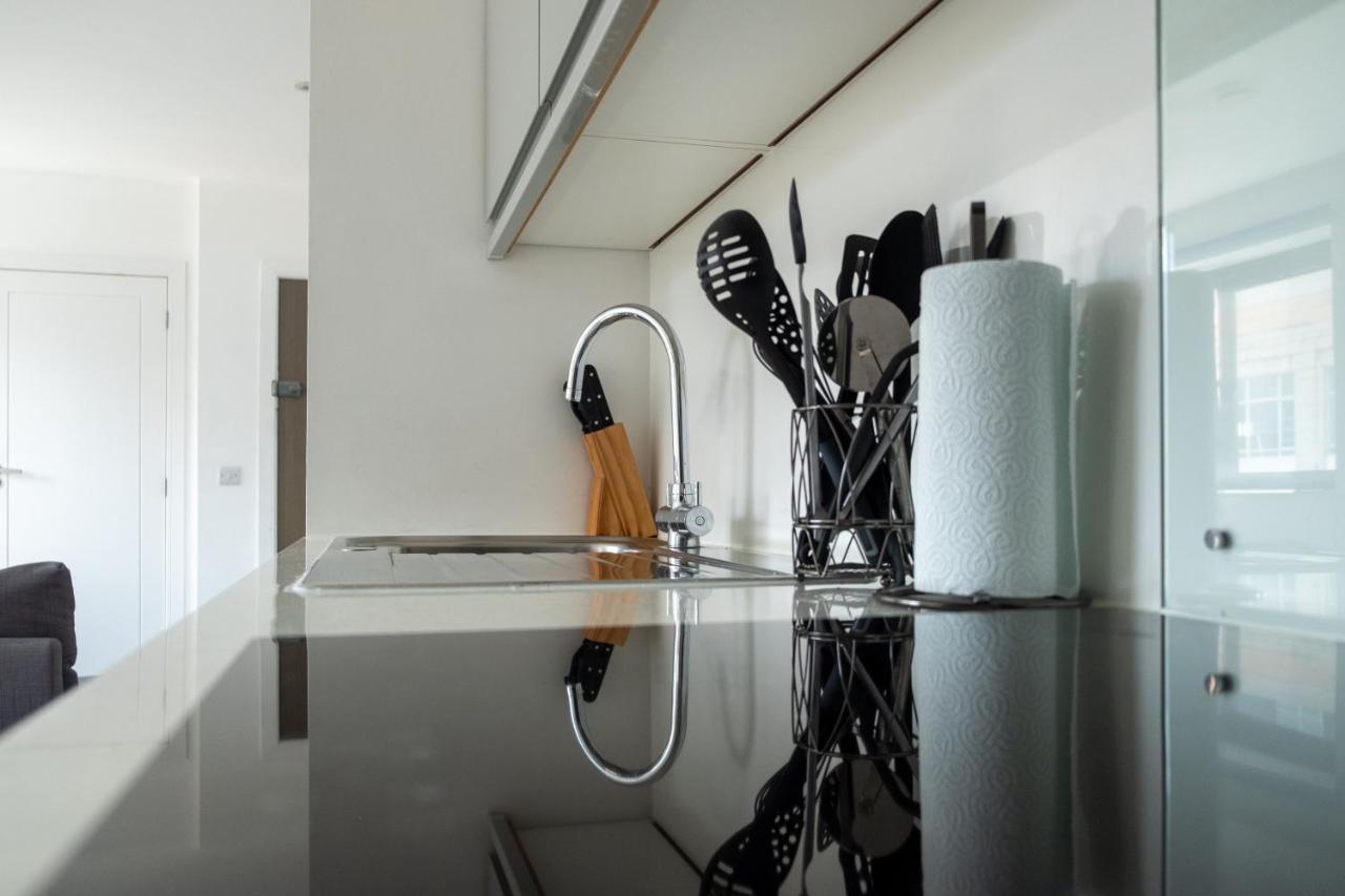 Modern One Bedroom Apartment In Town Centre & 4 Min To The Beach 伯恩茅斯 外观 照片