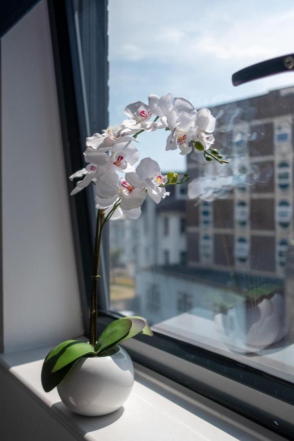 Modern One Bedroom Apartment In Town Centre & 4 Min To The Beach 伯恩茅斯 外观 照片